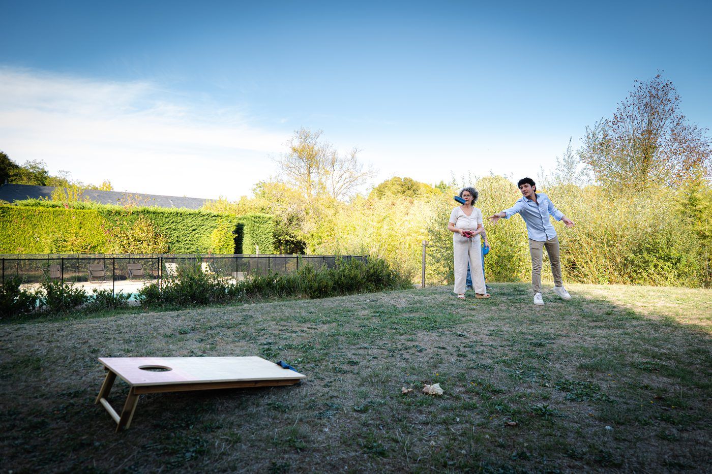 Partie de cornhole sur la pelouse