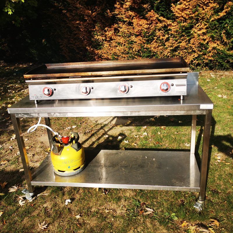 Grande plancha professionnelle au gaz, quatre feux, sur desserte inox