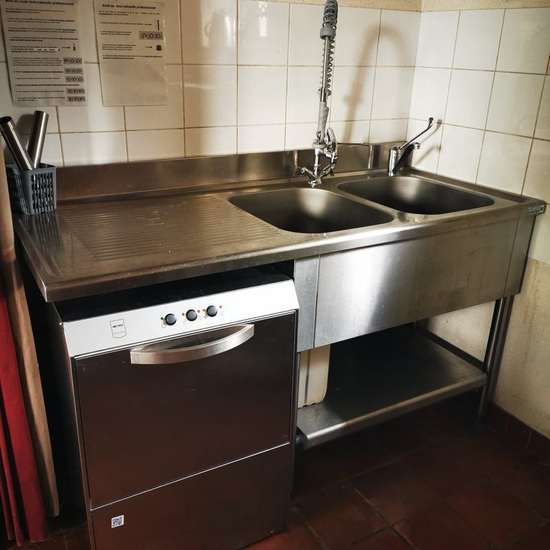 Plonge inox double bac avec douchette et lave-vaisselle professionnel