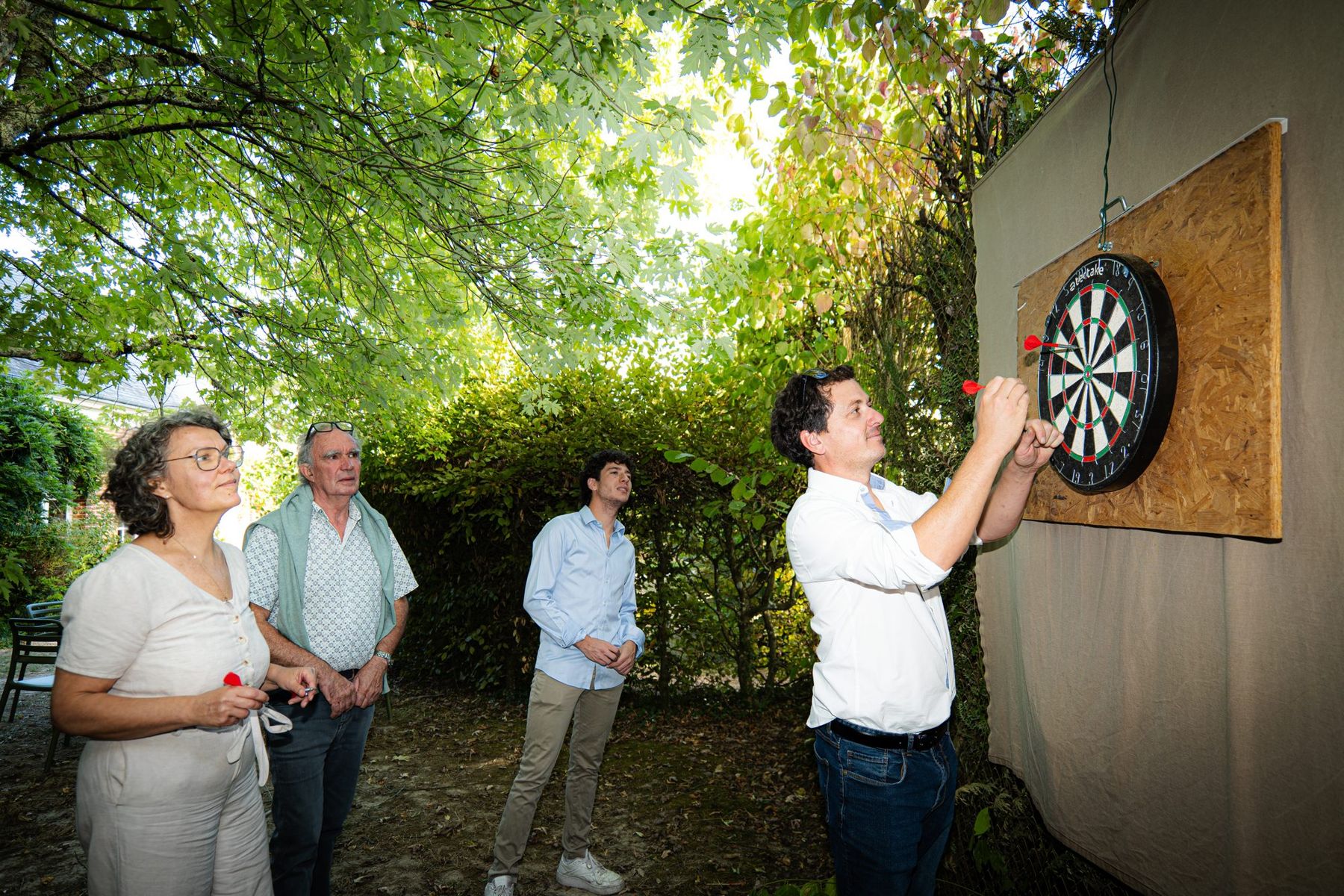 Partie de fléchettes entre amis sous les arbres