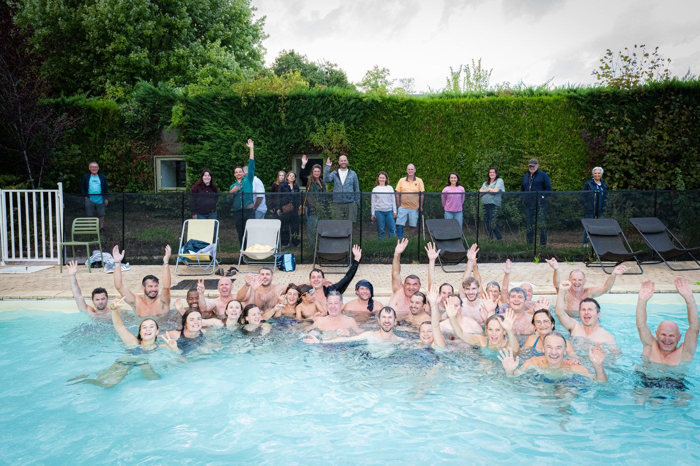Un grand groupe s’amuse dans la piscine