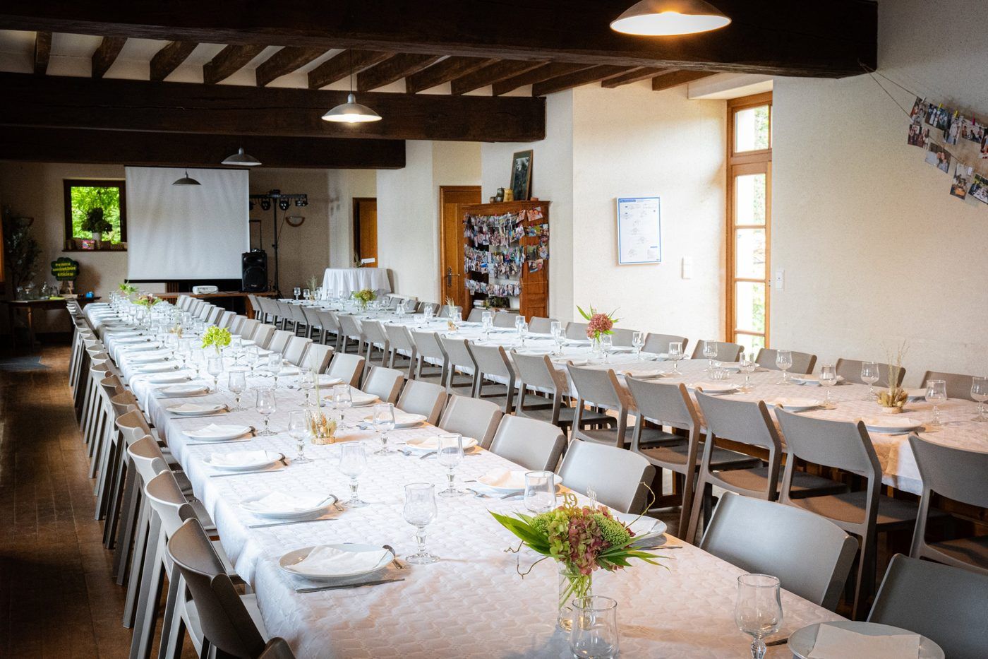 La grande salle dressée en plusieurs longues tables