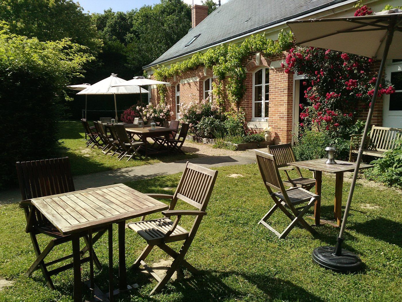 Terrasse fleurie de la maison forestière